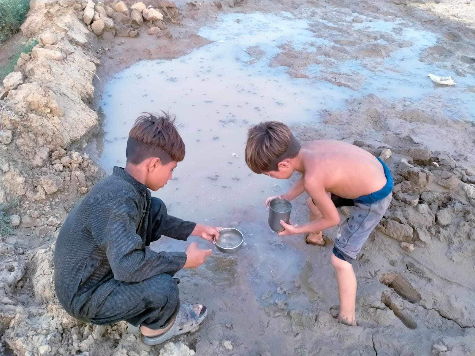 Pakistan: Wasser aus Schlammlöchern